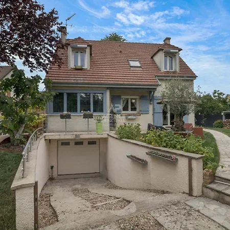 Holiday home Charming House, 7p, 25mn Paris Center, Swimming Pool Houilles